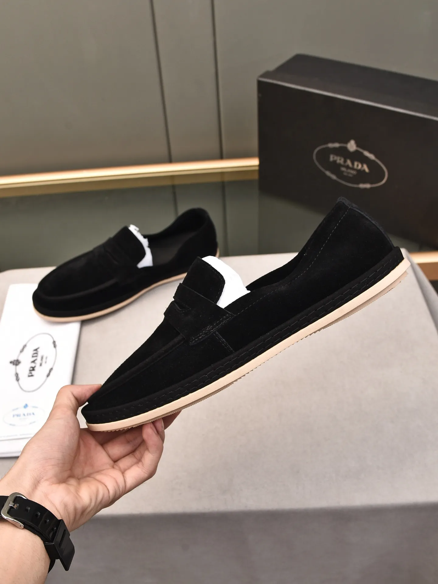 👟👟👟Men's Shoes💰P420 🆕🔥New Updates🔥👟PRADA (Prada) new products are released, imported soft cowhide, fashionable to allow air to penetrate the entire shoe, and the awesome shoes [strong] bring an extremely comfortable and breathable feeling! Beautiful inside and out! Exquisite workmanship, top-grade cowhide material, 😌Number: 38~44, black and white color options.